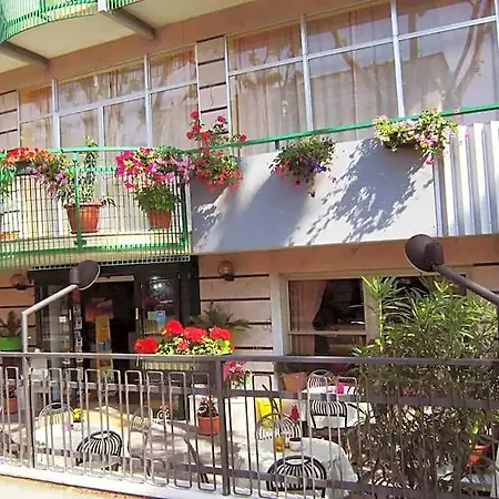 Mamy Hotel 2*